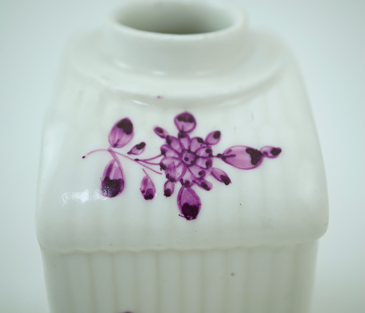 A Meissen puce painted tea caddy and cover, late 18th century